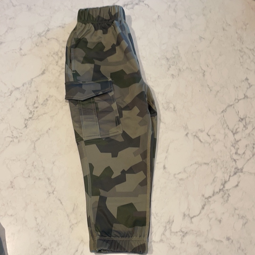 Hanna Andersson boys camo cargo pants. Excellent condition